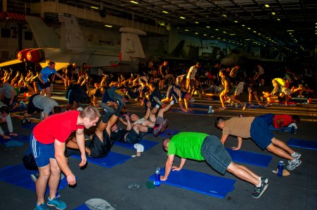 USS Carl Vinson 1000 Club Challenge 141111-N-HD510-023