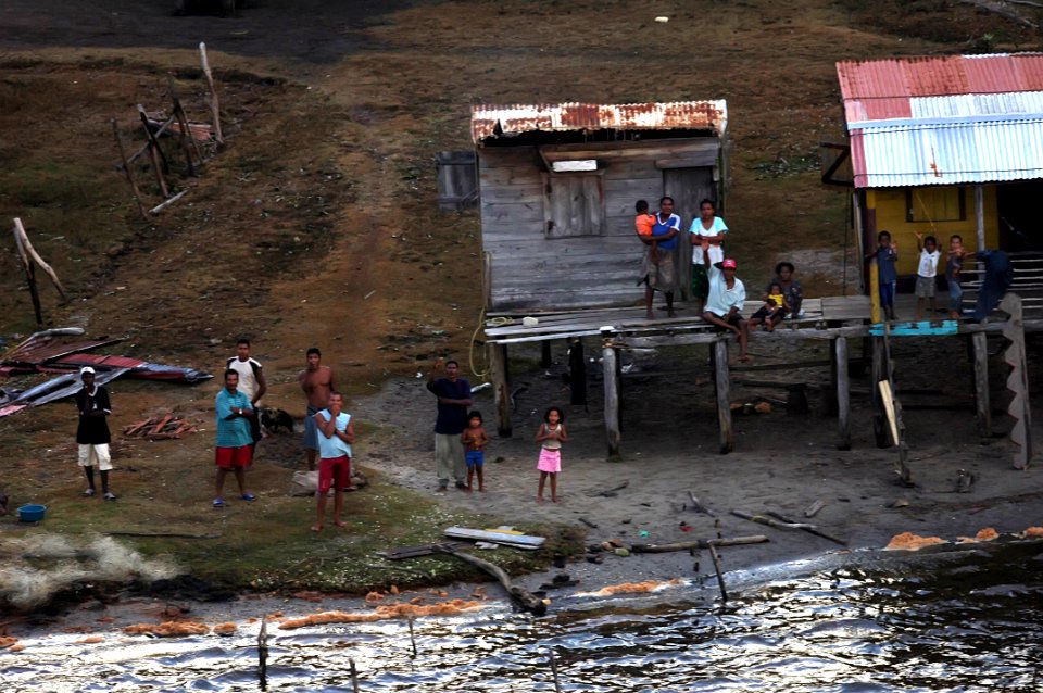 US Navy 070907-N-1810F-002 Nicaraguans whose homes were hit by Hurricane Felix wave at a helicopter photo