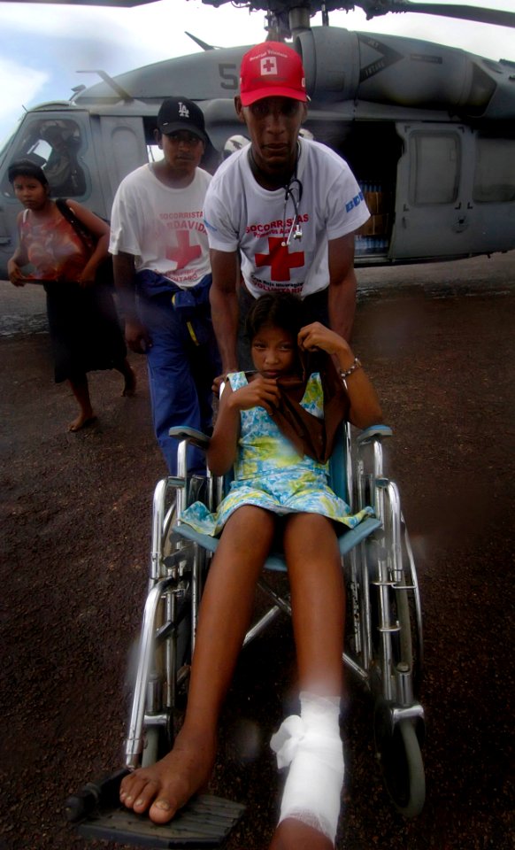 US Navy 070907-N-1810F-026 A girl injured during Hurricane Felix is moved by Nicaraguan Red Cross volunteers from an amphibious assault ship USS Wasp (LHD 1) helicopter, to a local hospital