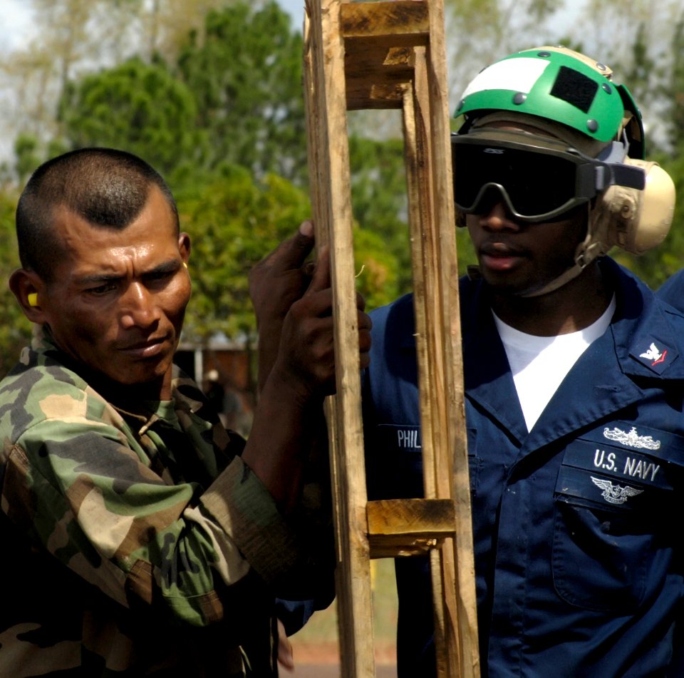 US Navy 070908-N-1810F-294 A Nicaraguan army soldier and U.S. Navy Sailor move supplies during Hurricane Felix disaster relief operations