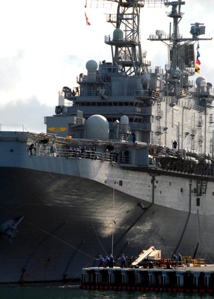 US Navy 070912-N-4965F-013 Sailors of the Pearl Harbor-based guided-missile destroyer USS Paul Hamilton (DDG 60) handle lines for Tarawa-class amphibious assault ship USS Peleliu (LHA 5) as she moors at Naval Station Pearl Harb