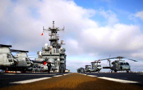 US Navy 070915-N-4774B-029 Helicopters line the flight deck of USS Tarawa (LHA 1) in the morning hours prior to flight operations
