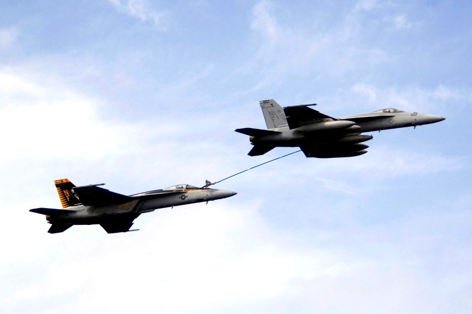 US Navy 070917-N-5387K-033 An F-A-18E Super Hornet, attached to the Royal Maces of Strike Fighter Squadron (VFA) 27, refuels another Super Hornet over USS Kitty Hawk (CV 63) during a practice air show
