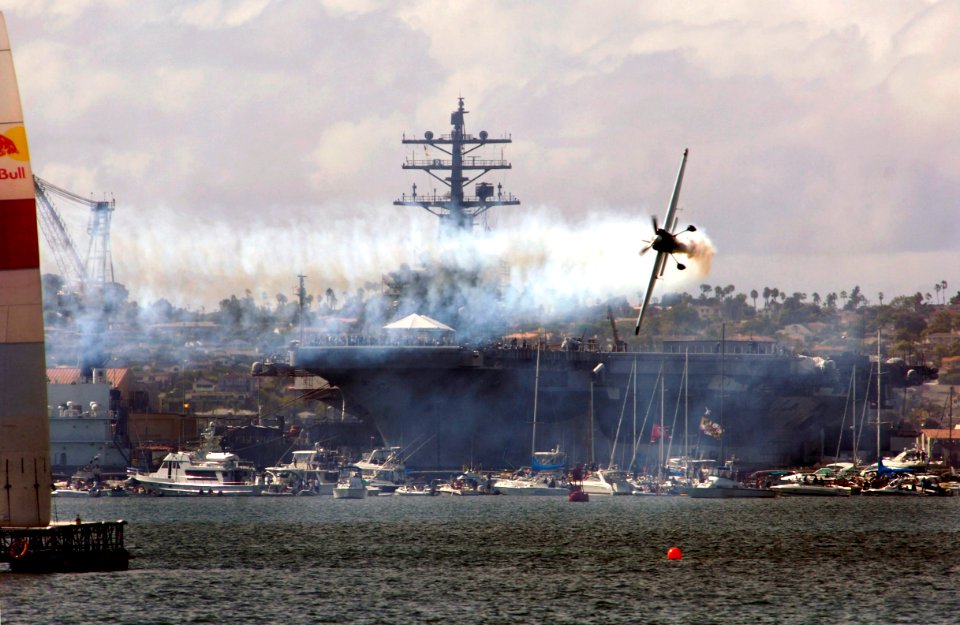US Navy 070922-N-0555B-548 Red Bull Air Race San Diego Harbor