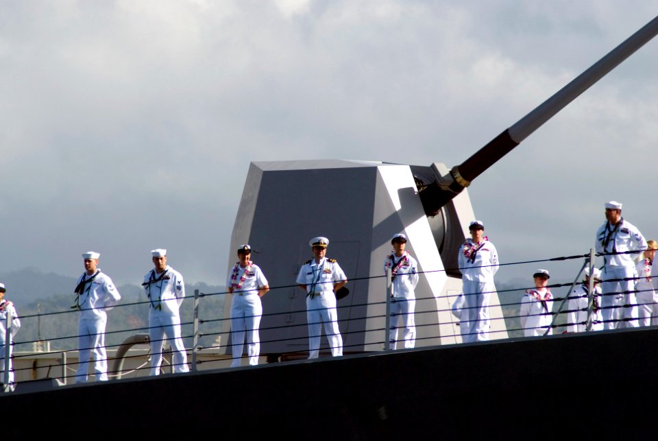 US Navy 070922-N-6674H-018 Sailors man the rails near the 5-inch MK 45, 54-caliber lightweight gun aboard Arleigh Burke-class guided-missile destroyer USS Lassen (DDG 90)