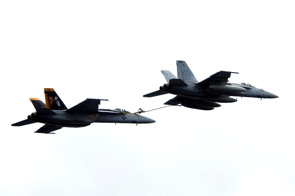 US Navy 070923-N-3136P-082 Two F-A-18E Super Hornets perform refueling maneuvers