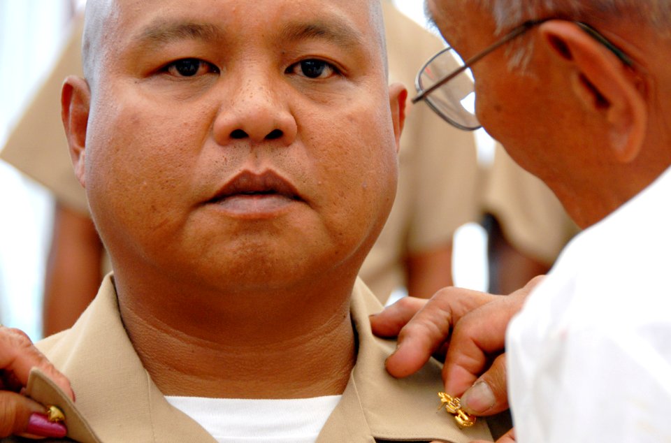 US Navy 070921-N-4965F-005 Family members of Chief Ship's Serviceman Rustico Gatchalian, assigned to Naval Station Pearl Harbor, has chief petty officer anchors pinned onto his uniform during a pinning ceremony