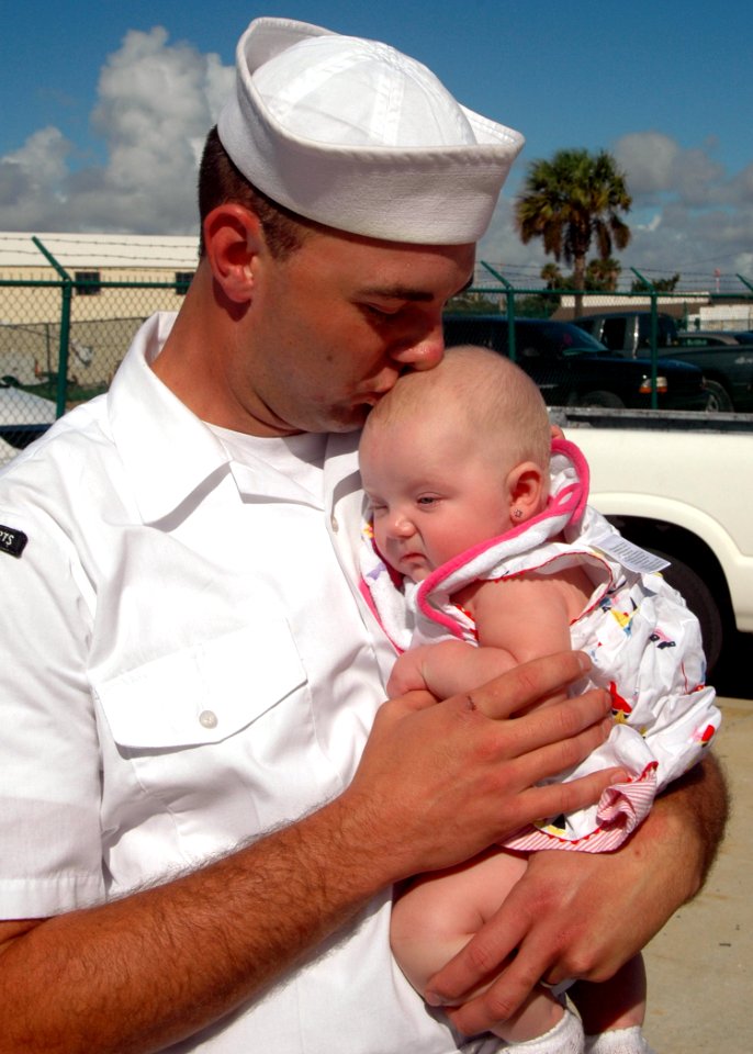 US Navy 070926-N-1522S-012 Sonar Technician (Surface) 3rd Class Dereck Staincliffe embraces his daughter for the first time at the homecoming ceremony for guided-missile frigate USS Samuel B. Roberts (FFG 58)