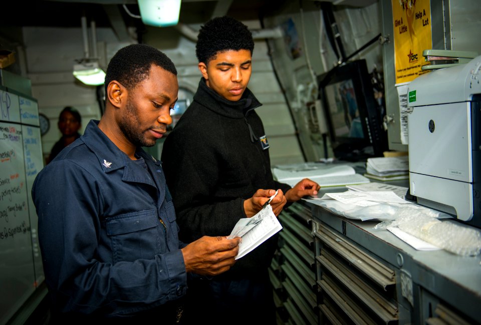 USS Carl Vinson (CVN 70) 150207-N-HD510-018 (16294167887)