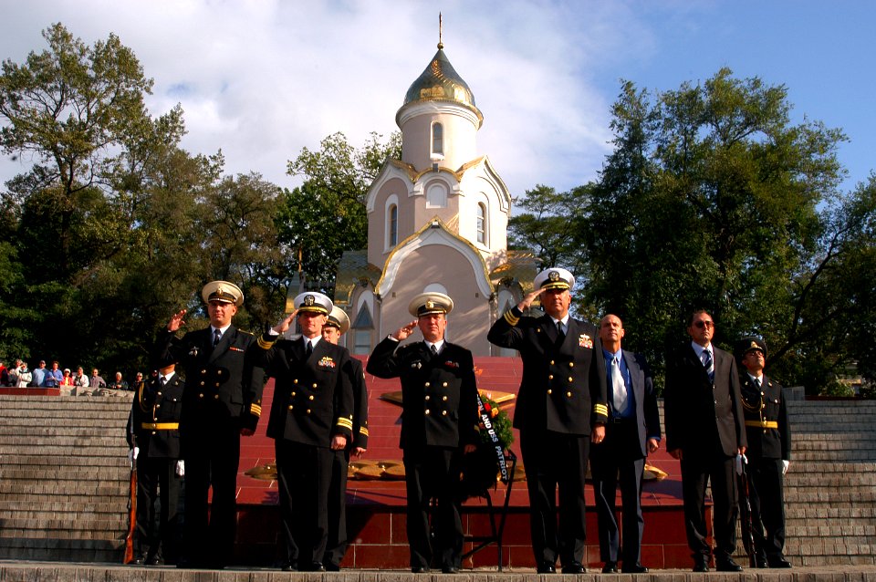 US Navy 070925-N-0807W-277 Sailors from guided-missile destroyer USS Lassen (DDG 82), mine warfare ship USS Patriot (MCM 7) and the Russian Federated Navy (RFN) participate in a ceremony to commemorate those who gave their live