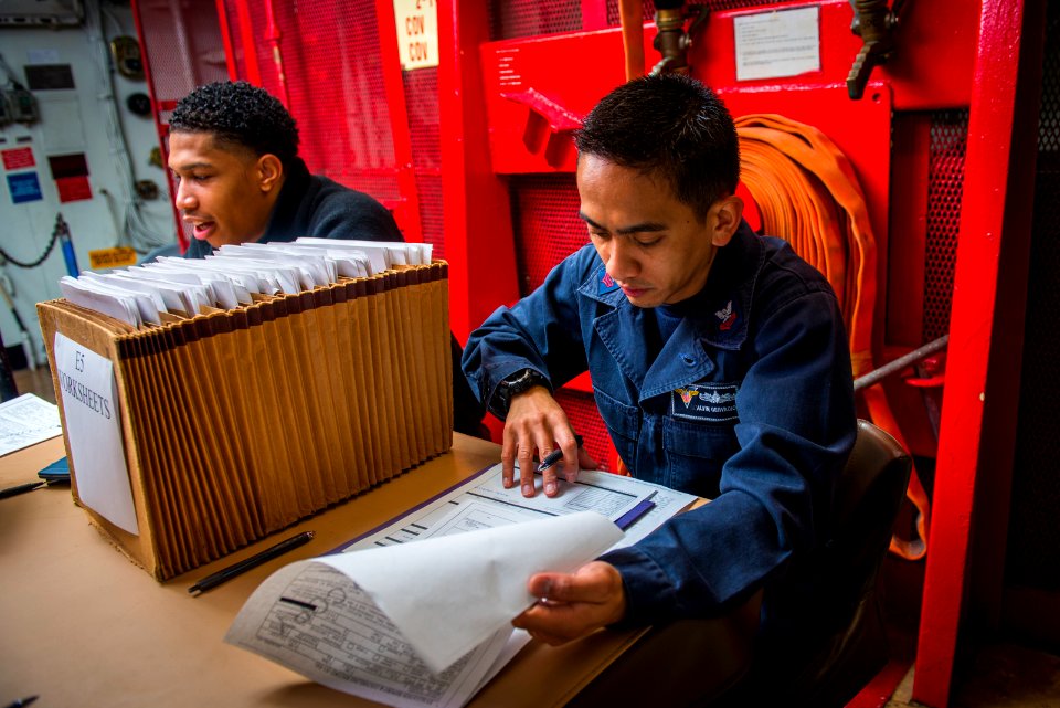 USS Carl Vinson (CVN 70) 150210-N-HD510-003 (15878609773)