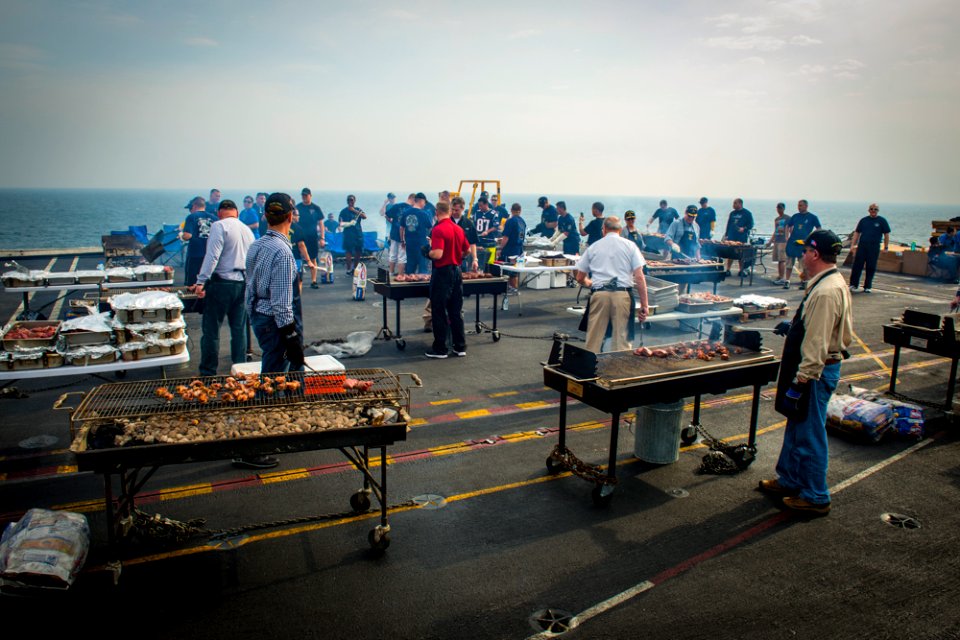 USS Carl Vinson (CVN 70) 150208-N-HD510-055 (16480057505)