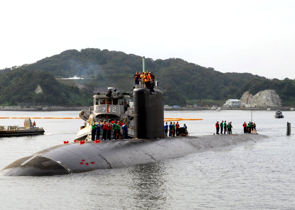 US Navy 070926-N-2638R-002 The large harbor tug Manistee (YTB 782) guides Los Angeles-class attack submarine USS Jefferson City (SSN 759) into Fleet Activities Yokosuka for a scheduled port visit