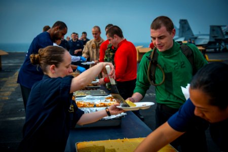 USS Carl Vinson (CVN 70) 150208-N-HD510-079 (16454054046)