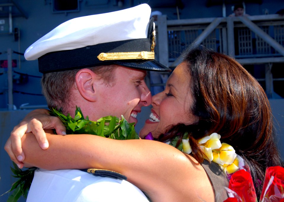 US Navy 070928-N-9758L-121 Lt. Brian Ryglowski, assigned to Ticonderoga-class guided-missile cruiser USS Chosin (CG 65), greets his wife during a traditional first kiss ceremony pierside