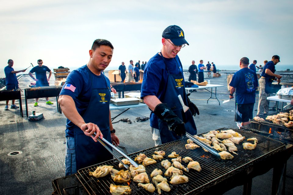 USS Carl Vinson (CVN 70) 150208-N-HD510-026 (15857528084)
