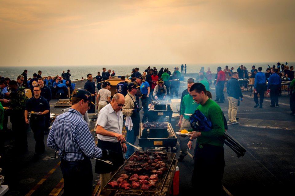 USS Carl Vinson (CVN 70) 150208-N-HD510-083 (16480056225)