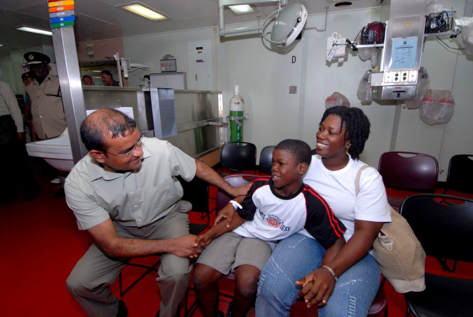 US Navy 070929-N-8704K-023 President of Guyana Bharrat Jagdeo greets patients during a tour of Military Sealift Command hospital ship USNS Comfort (T-AH 20)