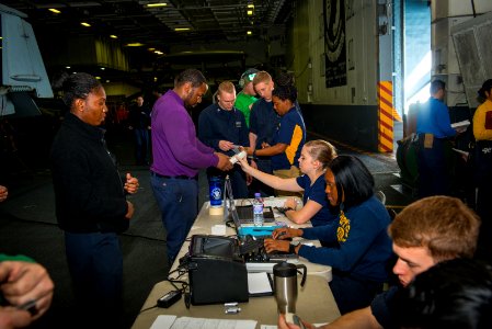 USS Carl Vinson (CVN 70) 150210-N-HD510-021 (16311291480)
