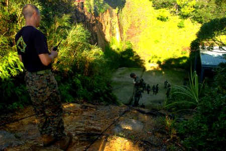 US Navy 070928-N-4267W-005 An instructor with Jungle Warfare Training Command (JWTC) supervises Seabees with Naval Mobile Construction Battalion (NMCB) 7