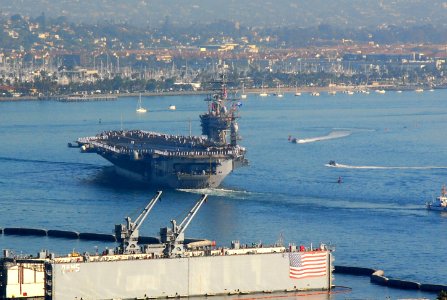 US Navy 070930-N-9760Z-021 Nuclear-powered aircraft carrier USS Nimitz (CVN 68) steams past Point Loma into San Diego Bay