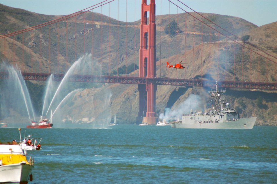 US Navy 071006-N-3570S-023 The guided-missile frigate USS Vandegrift (FFG 48) enters the San Francisco bay as the lead ship for the Parade of Ships during the 27th annual San Francisco Fleet Week celebration