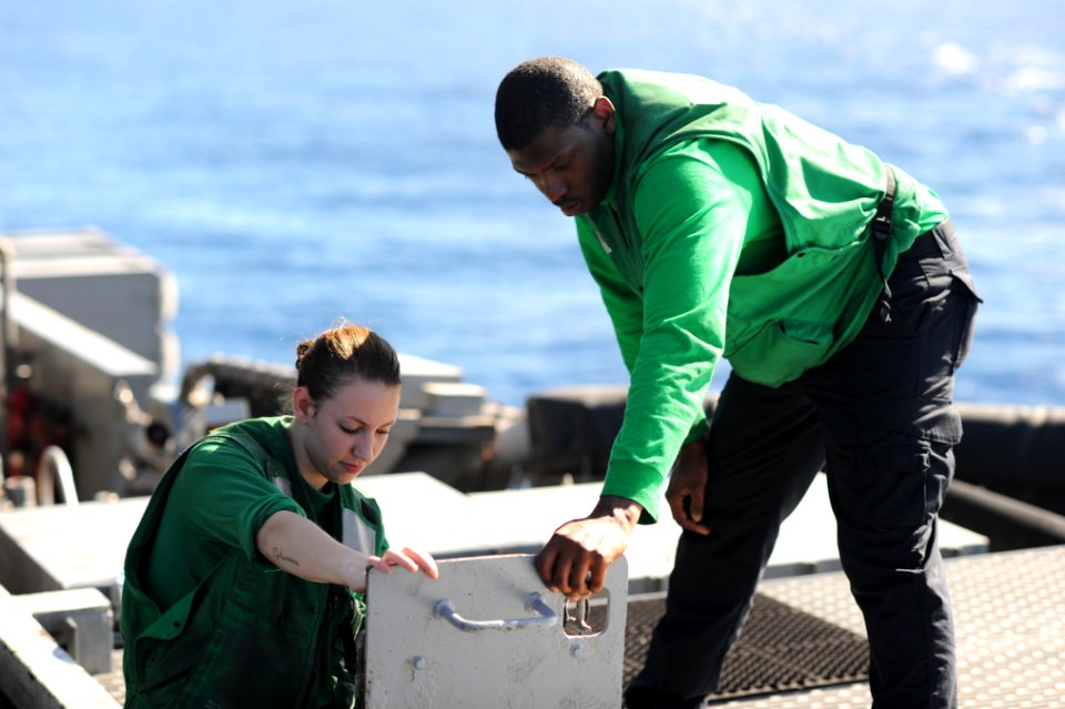 USS Carl Vinson (CVN 70) 141113-N-MW819-025 (15762324446)