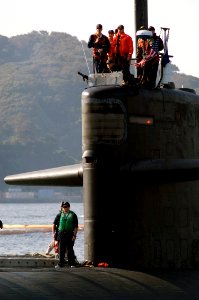 US Navy 071024-N-5253W-003 Sailors aboard the nuclear-powered fast attack submarine USS Los Angeles (SSN 688) man the bridge as she pulls into Fleet Activities Yokosuka