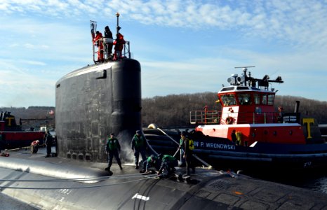 USS California pulls pierside at Naval Submarine Base New London Groton Conn. (6673266541)