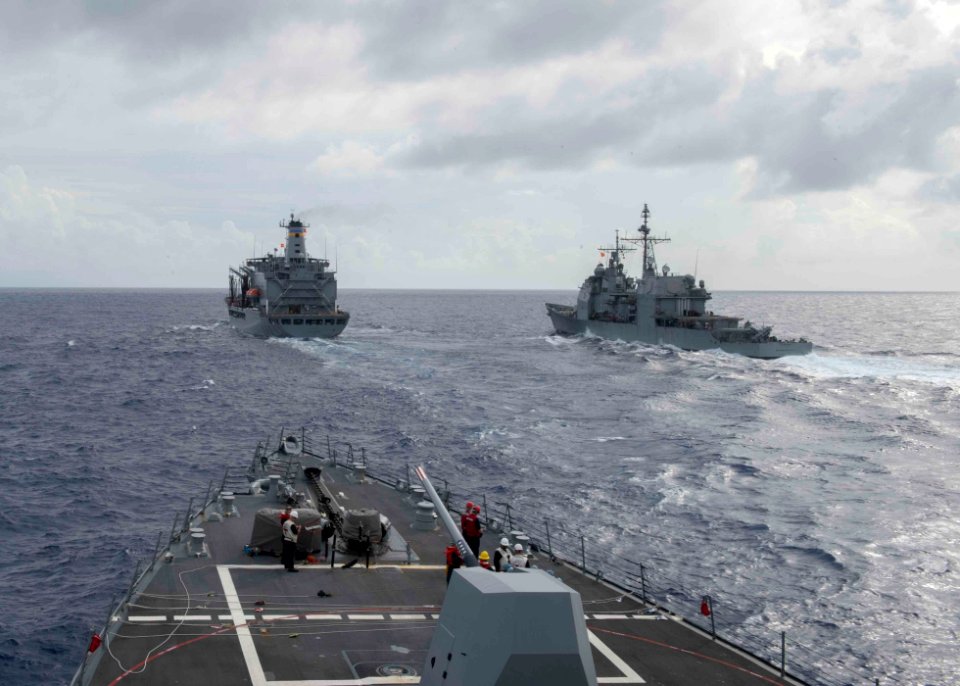 USS Bunker Hill replenishment 140924-N-KB426-022