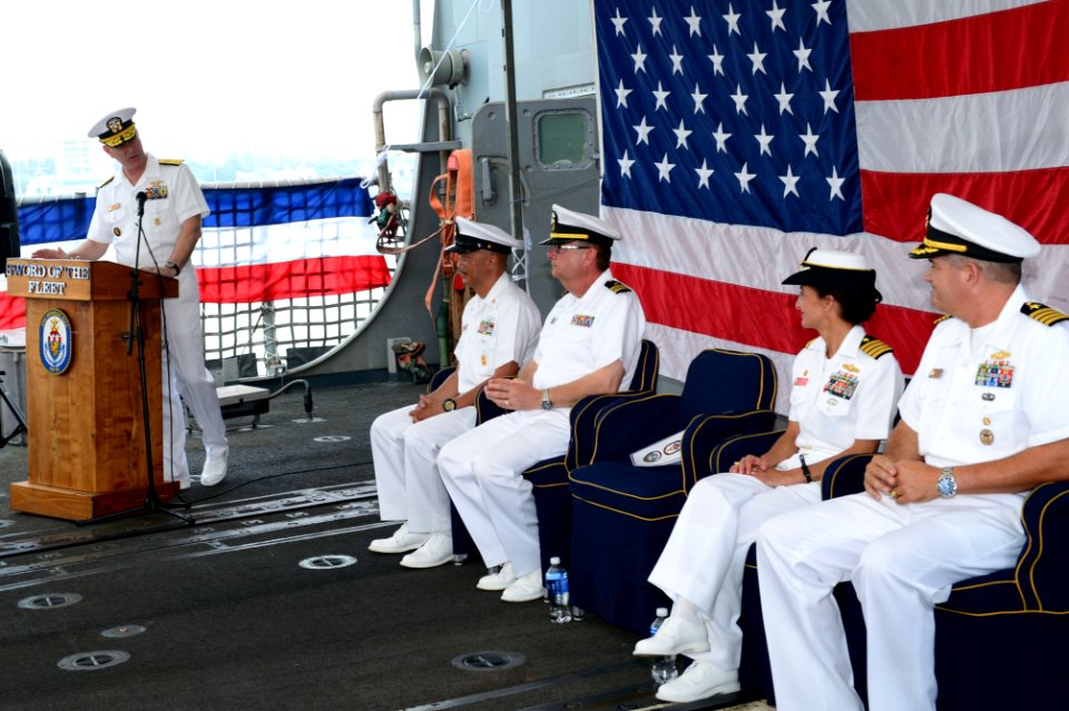USS Bunker Hill change of command 141003-N-GW918-028