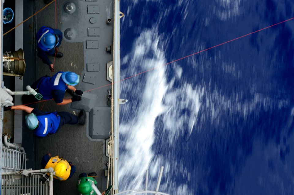 USS Bunker Hill replenishment 140922-N-GW918-020