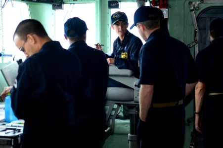 USS Bunker Hill CO speaks with bridge staff 140922-N-GW918-005
