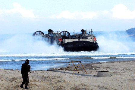 US Navy 071111-N-1778P-077 A landing craft air cushion assigned to Assault Craft Unit (ACU) 5, Detachment Western Pacific, prepares to come ashore