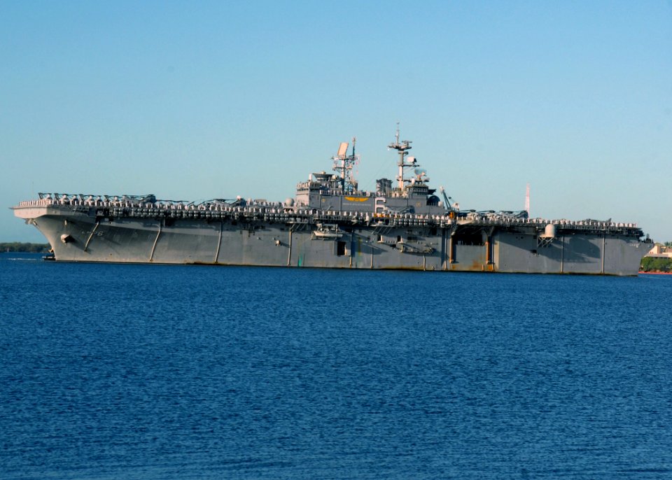 US Navy 071109-N-9758L-140 Amphibious assault ship USS Bonhomme Richard (LHD 6) makes her way pierside to Naval Station Pearl Harbor