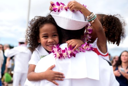 USS Buffalo Returns from deployment in time for Christmas 161223-N-KC128-0138