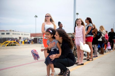 USS Bunker Hill (CG 52) homecoming 150604-N-IK388-013