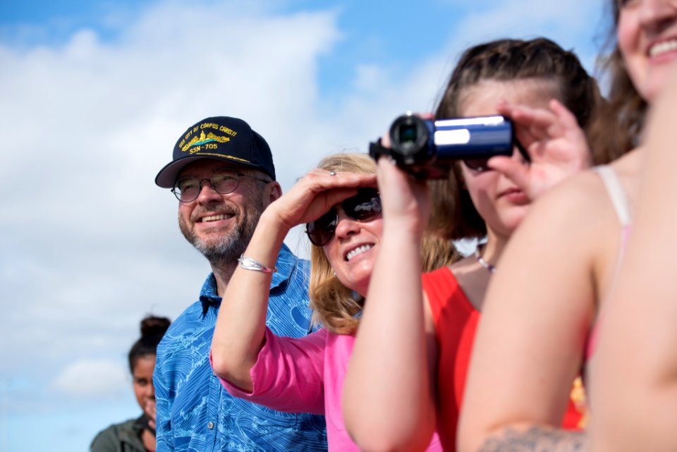 USS Buffalo Returns from deployment in time for Christmas 161223-N-KC128-0213