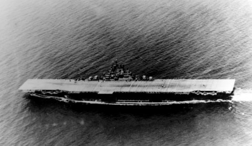 USS Bunker Hill (CV-17) underway at sea in 1943 (NH 67565)