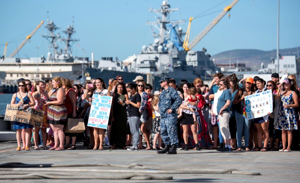 USS Buffalo Returns from deployment in time for Christmas 161223-N-KC128-0224
