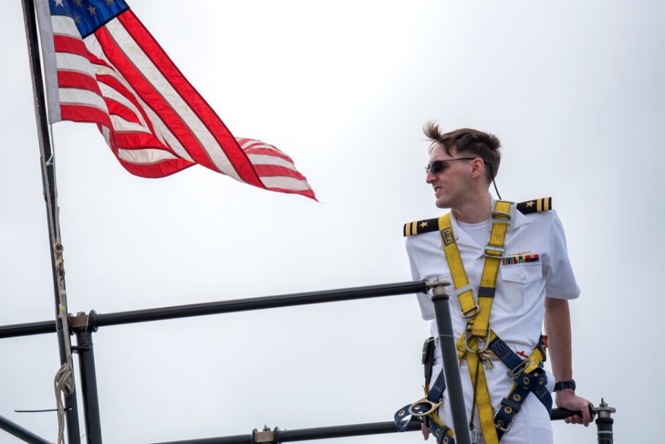 USS Buffalo Returns from deployment in time for Christmas 161223-N-KC128-0290