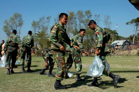 US Navy 071126-N-1831S-109 Members of the Bangladesh Army unload bags of purified water from a CH-46 Sea Knight helicopter assigned to the amphibious assault ship USS Kearsarge (LHD 3)