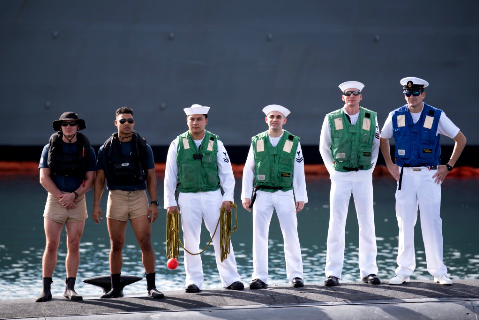 USS Buffalo Returns from deployment in time for Christmas 161223-N-KC128-0184