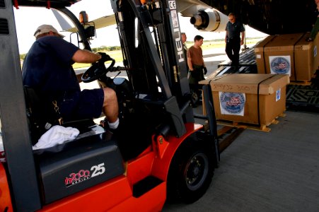 US Navy 071124-N-8590G-007 Airmen unload pallets for Project Handclasp from a C-17 Globemaster