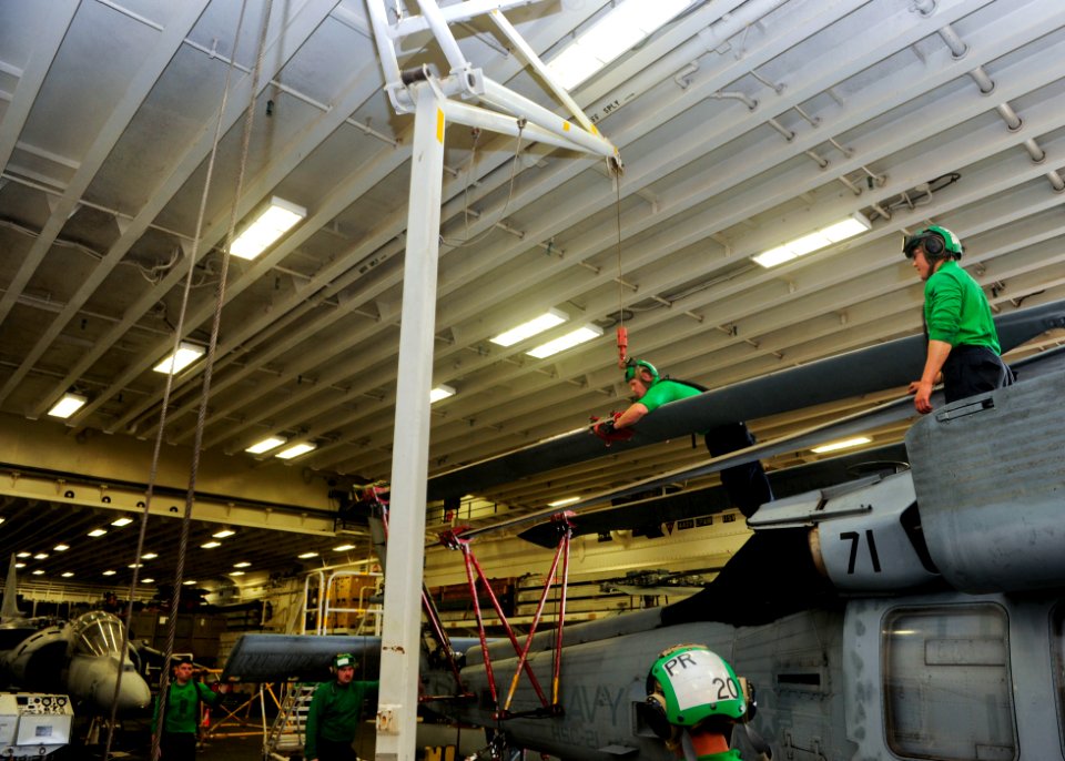 USS BOXER (LHD 4) 140225-N-OQ305-033 (12851960464)