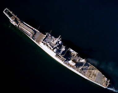 USS Bristol County (LST-1198) underway off the coast of Southern California on 13 November 1986 (6449818)