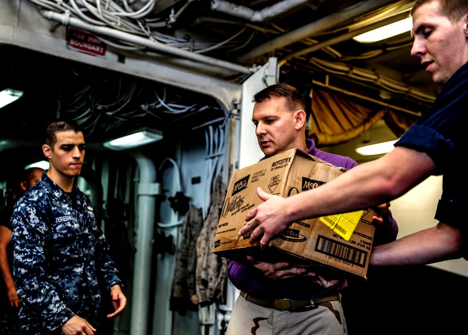 USS BOXER (LHD 4) 140103-N-SV688-051 (11815460353)
