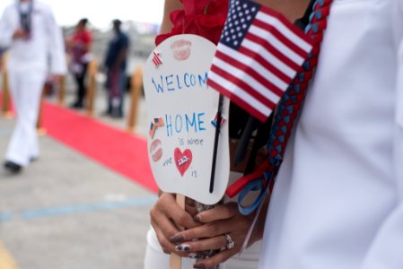USS Buffalo Returns from deployment in time for Christmas 161223-N-KC128-0089