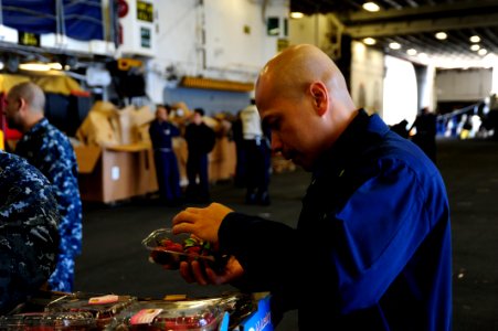 USS BOXER (LHD 4) 131224-N-SS492-043 (11642931774)