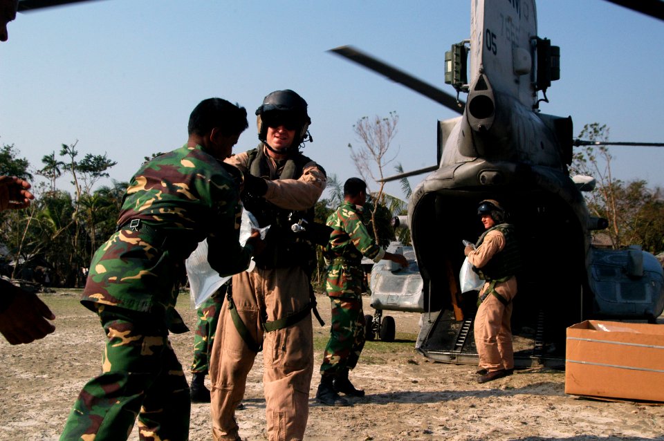 US Navy 071127-N-7955L-061 Marines with the 22nd Marine Expeditionary Unit (Special Operations Capable) and Bangladesh Army Soldiers offload bags of fresh water from a CH-46